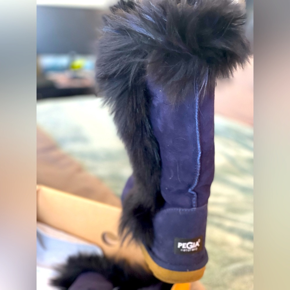 Size8 shearling boots lined with fox fur.boots are navy and so is fur.